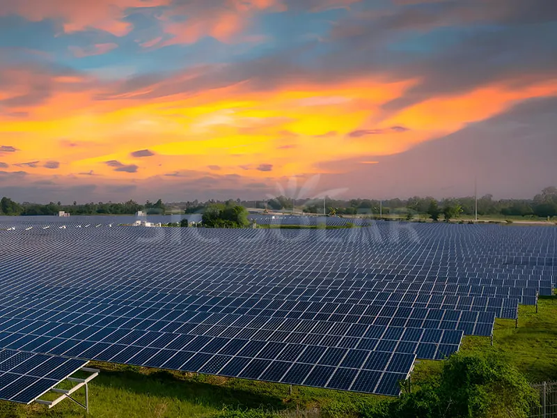 Hệ thống bảng điều khiển năng lượng mặt trời gắn trên mặt đất 100MW ở Mỹ
