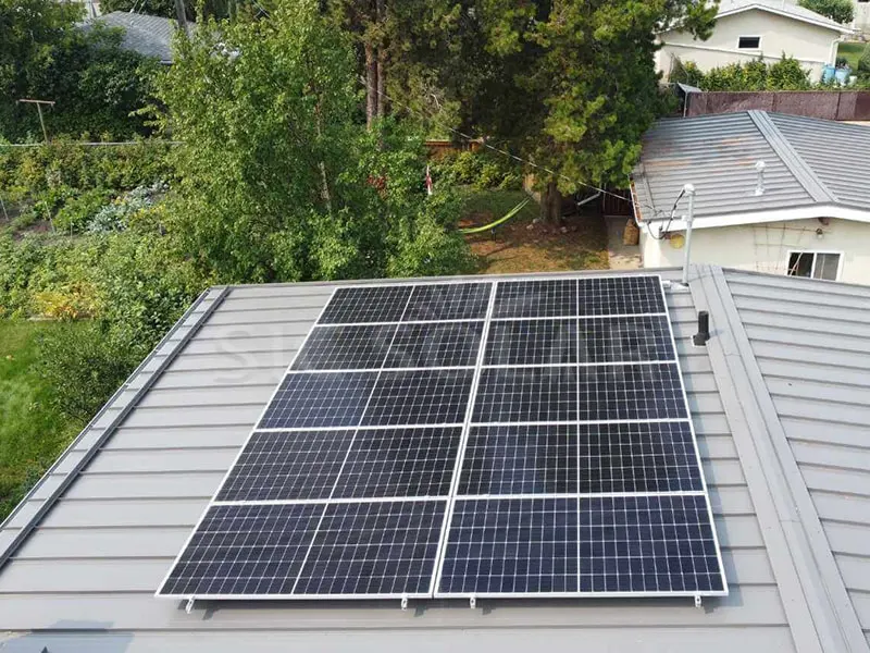 Bảng điều khiển năng lượng mặt trời 5KW Mái nghiêng bằng kim loại ở Canada